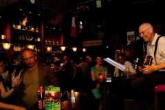 cafe bar of restaurant met live muziek coverband the durans