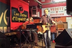 cafe bar of restaurant met live muziek coverband the durans